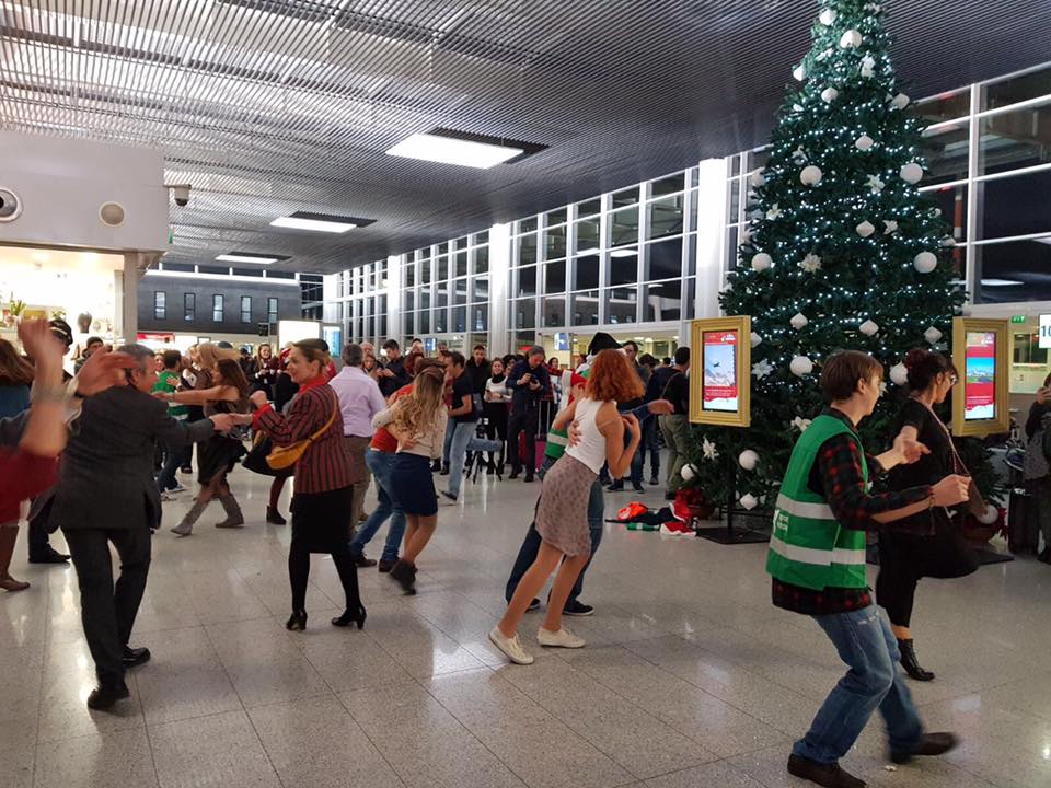 Flash Mob in aeroporto. Il ballo improvviso sulle note swing di Jingle Bells